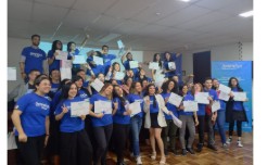 Graduados del bootcamp Generation Colombia celebrando con sus certificados