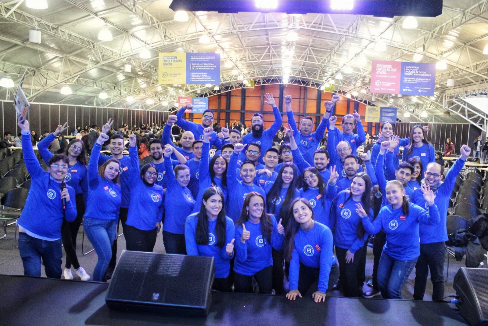 Beneficiarios del programa AMCHAM Colombia · Empleo Hay en un evento de empleabilidad juvenil
