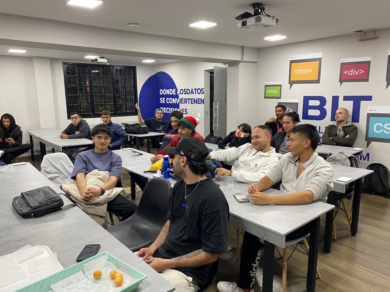 Grupo de estudiantes en un aula BIT durante una sesión de datos y desarrollo