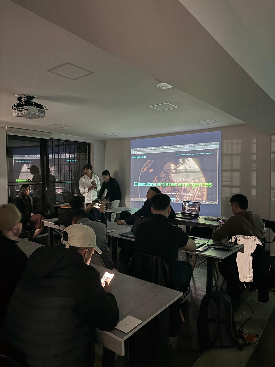 Estudiantes presentando su proyecto web final ante el grupo
