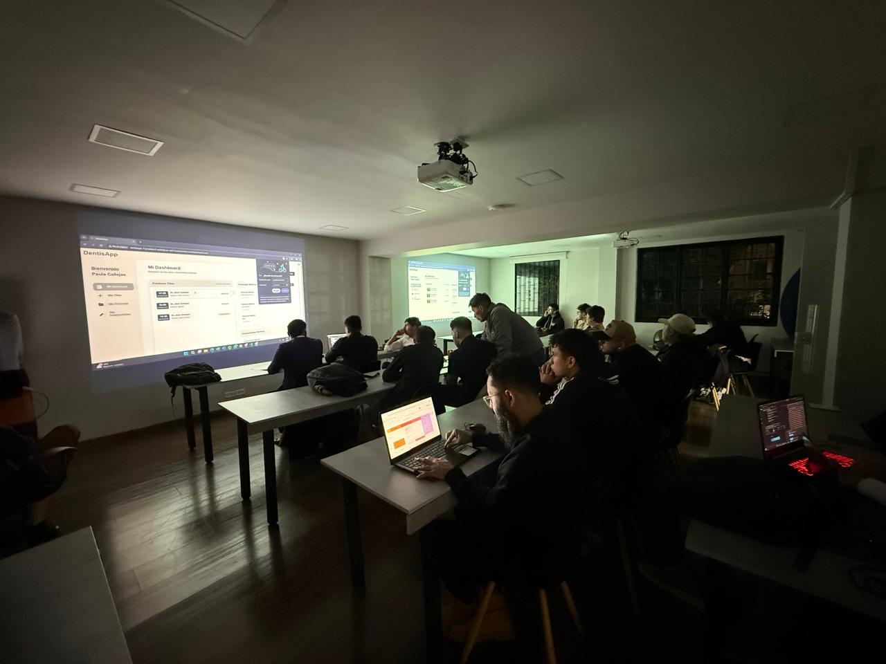 Aula BIT con estudiantes trabajando en sus portátiles durante una clase