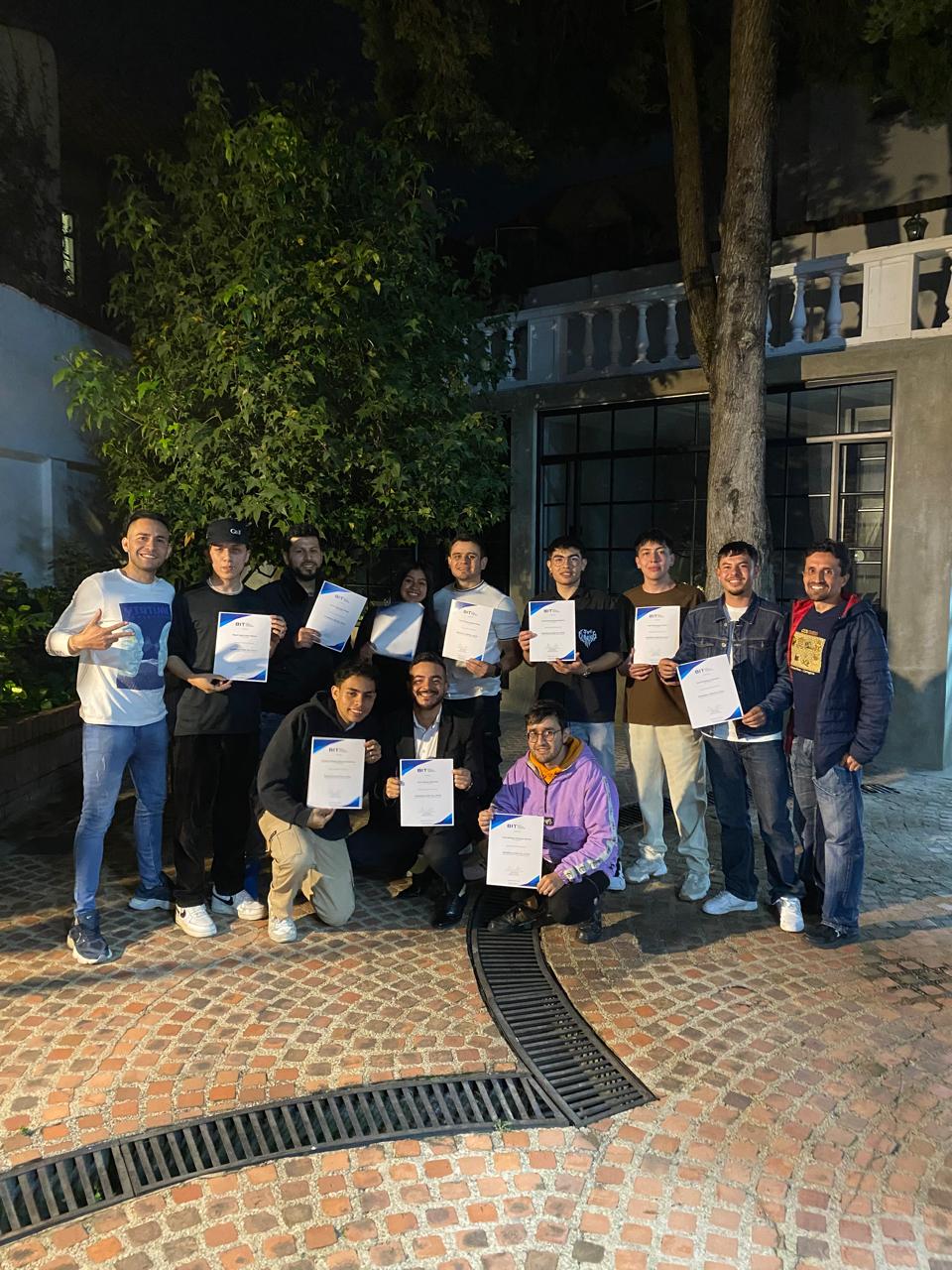 Estudiantes graduados mostrando sus certificados BIT en la sede de Bogotá