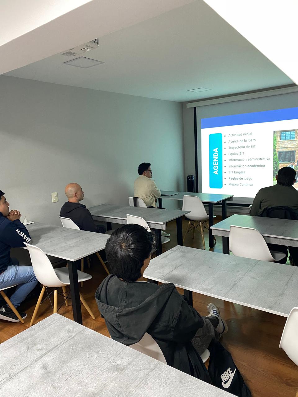 Sesión inicial de un bootcamp BIT con la agenda del programa
