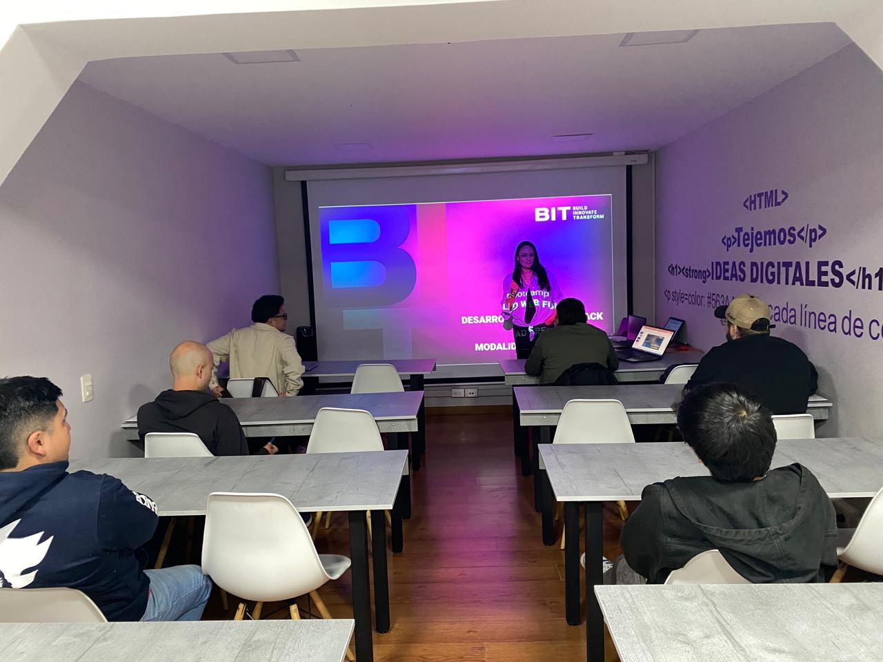 Presentación de un bootcamp de desarrollo web Full Stack en el aula BIT